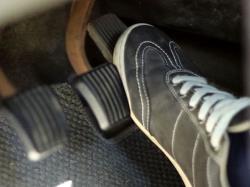 رفع گیر کردن پدال گاز ماشین با راهکار ساده و سریع